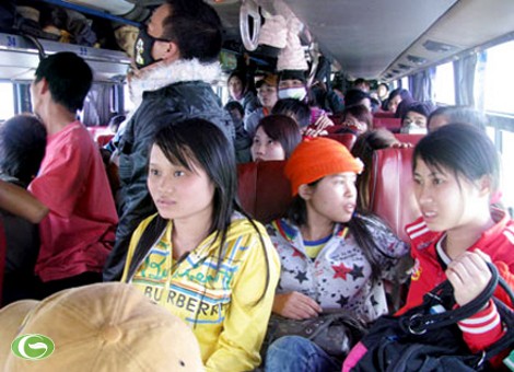 Hành khách ngồi chật cứng trên xe